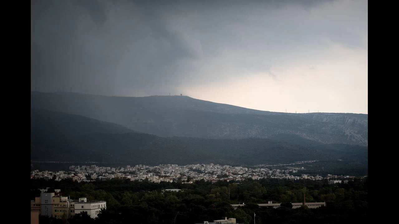 Επιμένει η κακοκαιρία μέσα στο καλοκαίρι – Νέα προειδοποίηση για καταιγίδες και χαλάζι